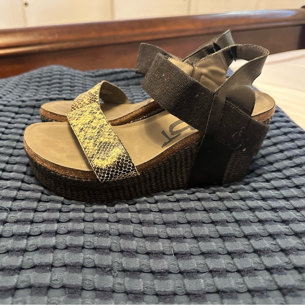 OTBT black snakeskin espadrille wedges size 10